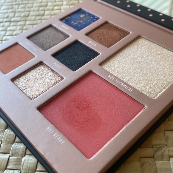 Bossy Elegance Meets Strength Combo Palette - Picture 5 of 5